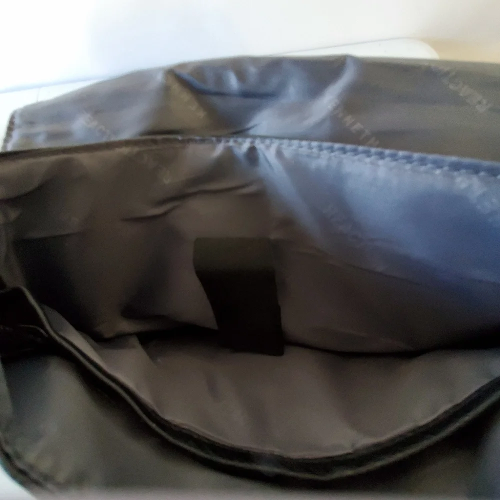 Kenneth Cole Reaction Messenger Bag Textured Black Carry All Travel Commute